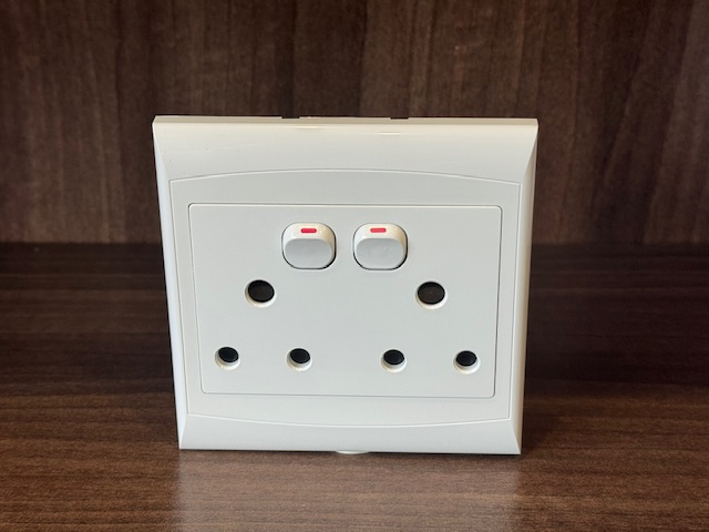 Horizon 4x4 white double plug