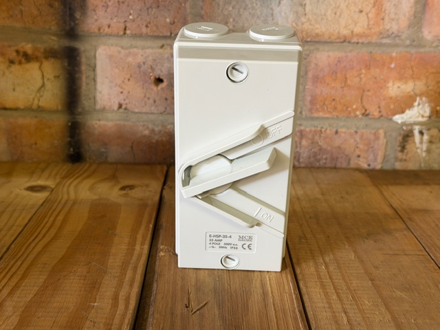 35A 4P SURFACE isolator