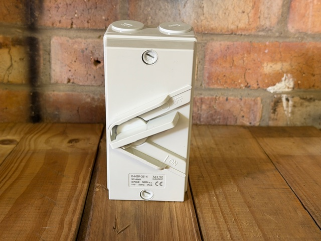 35A 4P SURFACE isolator - Image 5